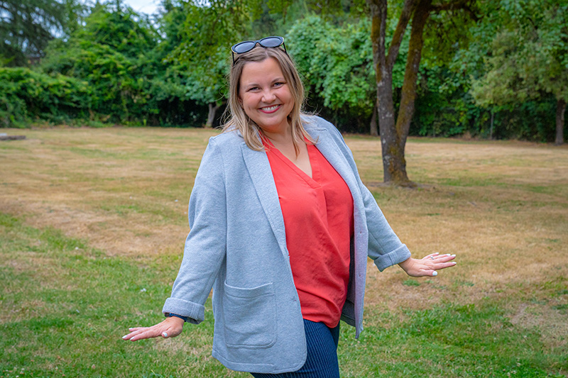 Headshot of The Singing Suitcase owner Melissa